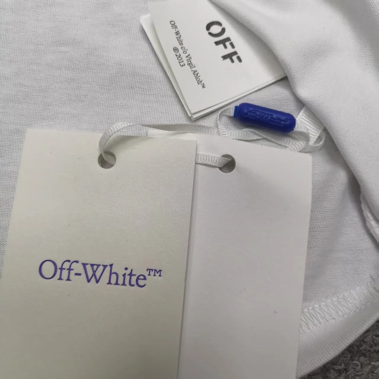 The top proven version OFF-WHI* 25SS new printed short-sleeves, loose fit, the same style for male and female couples stars. American designer Virgil Abloh founded the luxury street brand Off-White based on the pop culture of the younger generation. Walking between street culture and high-end fashion, contemporary elements are used to interpret youth culture, and fine workmanship is used to interpret trendy clothing. Photos, paintings and eye-catching graphic printing are all sources of inspiration for the designer. 32 counts of 260g double yarn pure cotton fabric, the printing uses Kornit digital direct injection technology, and the picture is clear. The white glue base ensures the firmness of the printing, and machine washing is stress-free - 1:1 original mold opening, ZP development, perfectly restored to the original version, produced by a large factory, not produced by a small factory on the market, fine wiring, top-notch craftsmanship, welcome to compare - A full set of customized accessories for collar labels, hang tags, and wash water labels - Exclusive logo packaging - No matter age, body shape or gender, it is very suitable for both men and women. All details are real photos, buy with confidence. Color: White Size: S-XL P;120